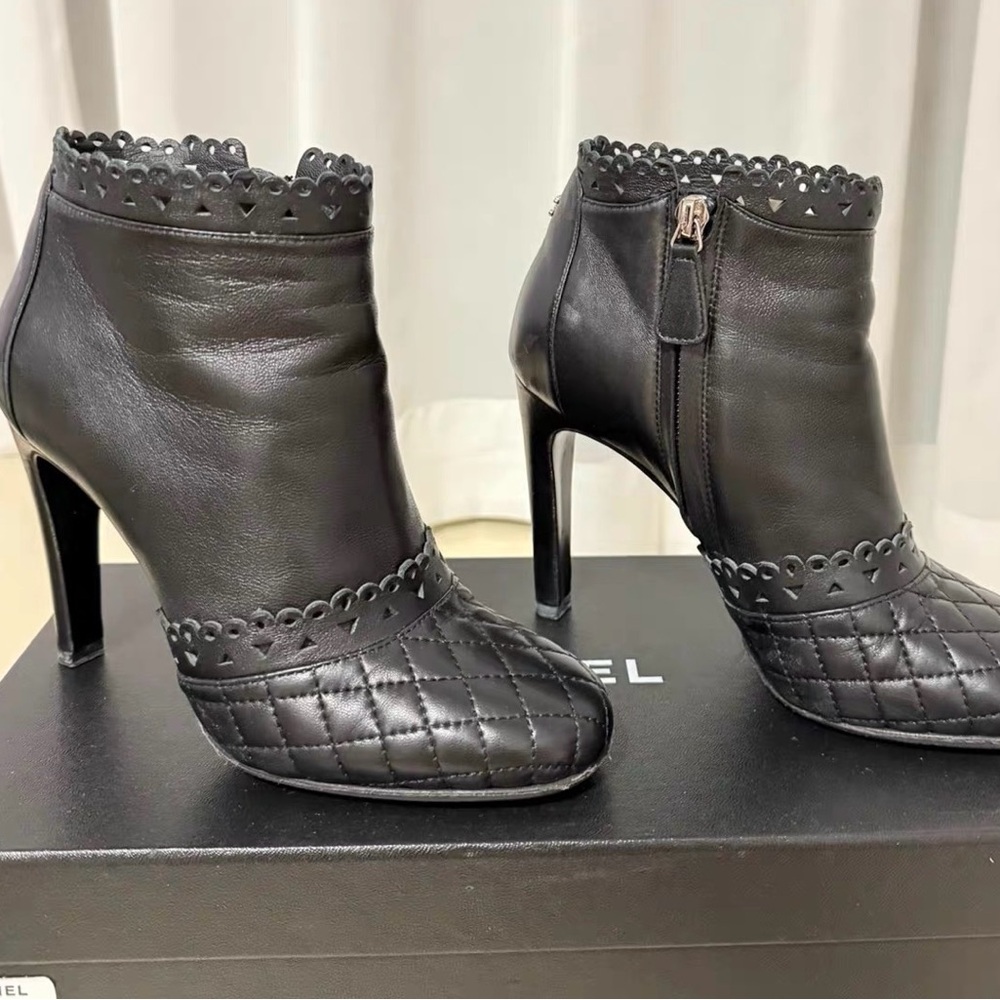 Chanel Interlocking CC Logo Boots - Picture 4 of 7
